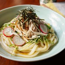 鶏むね肉でヘルシー！さっぱりサラダうどん