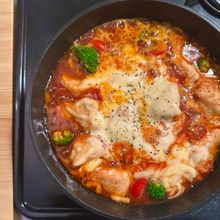 フライパンひとつでとろけるうまさ!デミチーズチキン🧀🍅