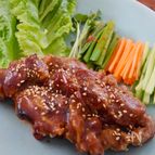 「デジカルビ風」蜂蜜で豚肩ロースが柔らか。野菜と一緒に包んで