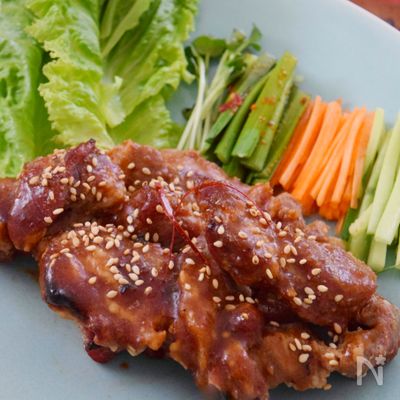 「デジカルビ風」蜂蜜で豚肩ロースが柔らか。野菜と一緒に包んで