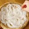 たった5分、和えるだけ!【新玉ねぎとわかめのツナマヨサラダ】の下準備