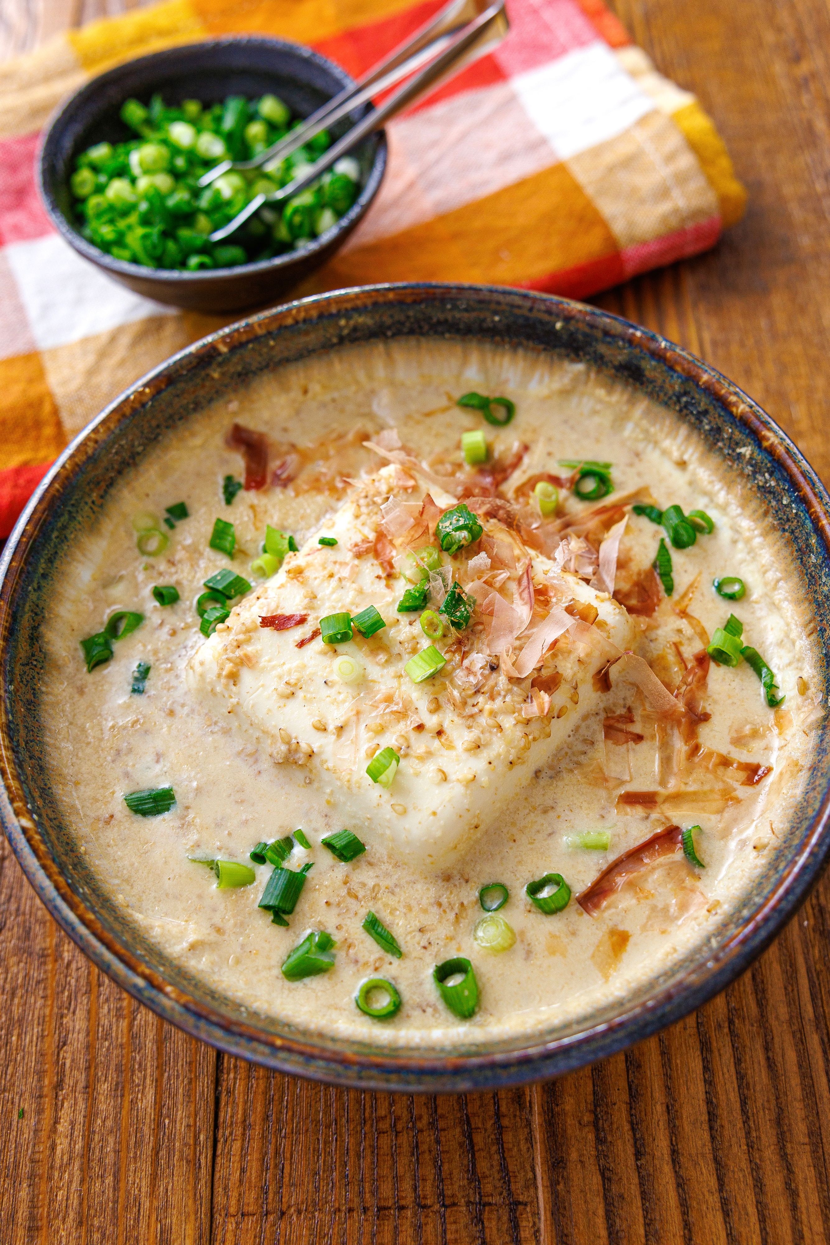 だし豆乳のごま味噌温奴