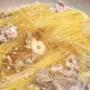 フライパン一つで作る!豚肉のガリバタパスタの工程2