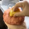 作業5分！オーブンにおまかせ爆弾チーズハンバーグの工程2