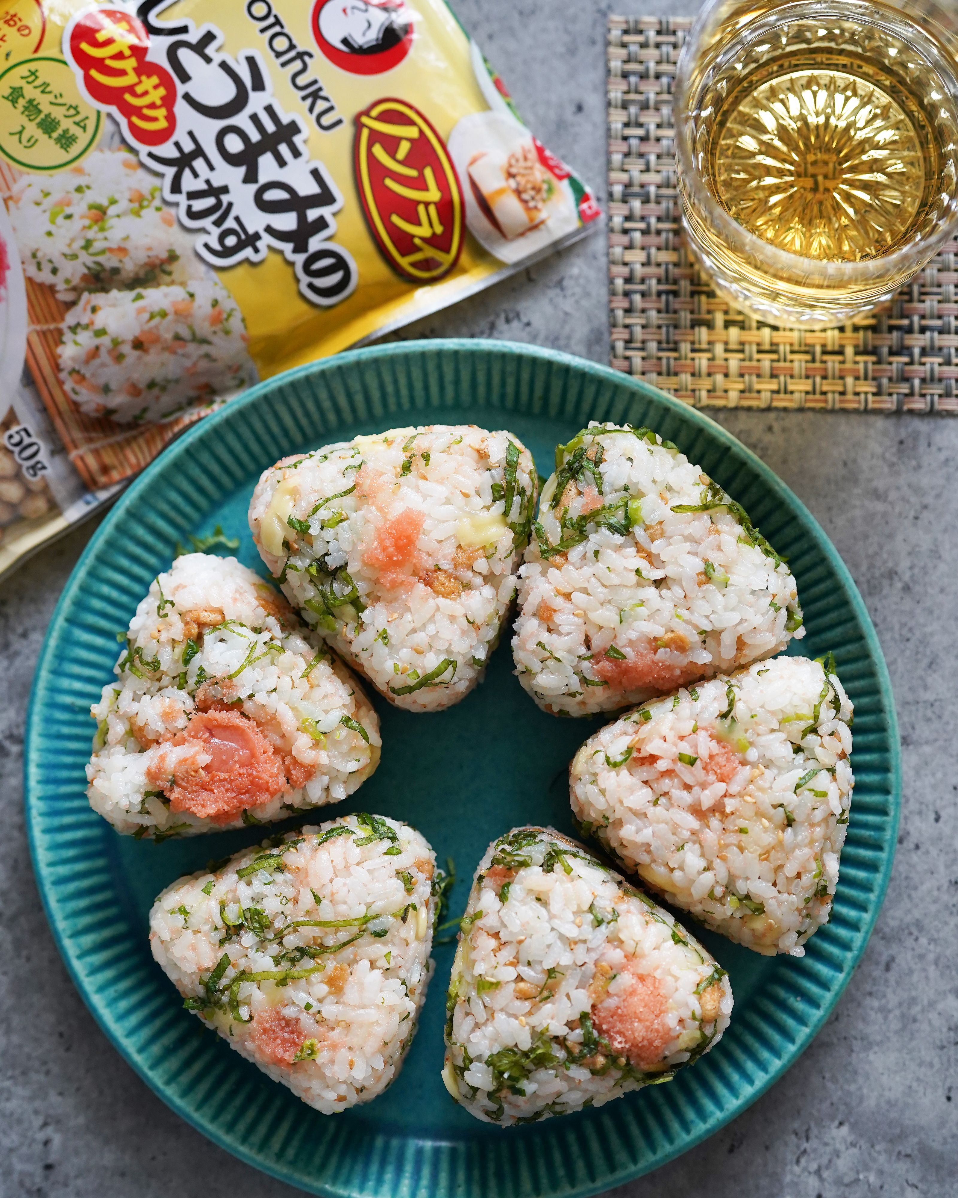 やみつき♡大葉と小葱とたらこチーズの天かすおにぎり | レシピサイトNadia 