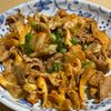 kamochiの作ってみた!投稿(ご飯がすすむ満足おかず！豚こま肉と舞茸のキムチ炒め)