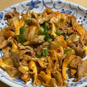 kamochiの作ってみた!投稿(ご飯がすすむ満足おかず！豚こま肉と舞茸のキムチ炒め)