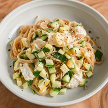 メイン食材はふたつ！ズッキーニとカマンベールチーズのパスタ