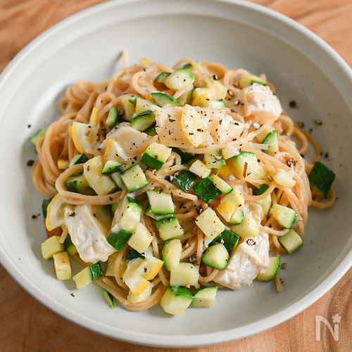 メイン食材はふたつ！ズッキーニとカマンベールチーズのパスタ