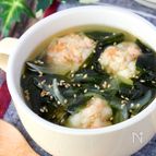 はんぺん入りふわぷりえび団子とワカメの中華スープ