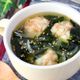 はんぺん入りふわぷりえび団子とワカメの中華スープ