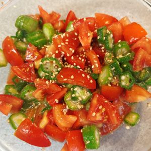 サラの作ってみた!投稿(3分で完成！白だしでさっぱり♡トマトとオクラのごまおかか和え)