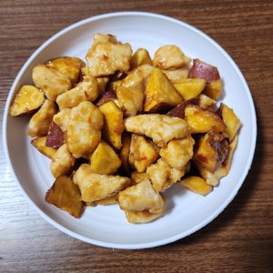 とももの作ってみた!投稿(ピリ辛♡鶏肉とさつまいもの甘辛炒め)