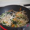 シャキ旨！【もやしと小松菜のやみつきにんにく醤油炒め】の工程2