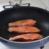【ワンパンで】鮭のクリームパスタの工程1