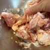 塩昆布とめんつゆで鶏もも白菜炒めの工程1