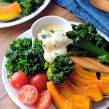 濃厚チーズソースの温野菜サラダ。