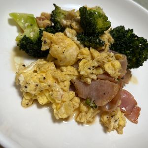 ぽちゃこの作ってみた!投稿(ブロッコリーとベーコンのふんわり卵炒め。)