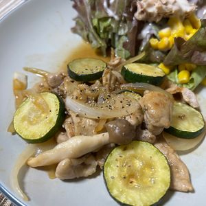 単身赴任おじさんの作ってみた!投稿(調味料２つ♡豚こまとズッキーニの玉ねぎ生姜ポン酢炒め)