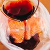 〖ご飯が進む〗漬けサーモン!にんにくごま油でやみつきの工程1