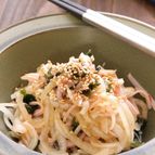 ツルッと食べやすい！新玉ねぎの中華風サラダ
