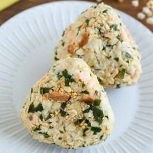 糖質オフ♡鮭わかめのオートミールおにぎり