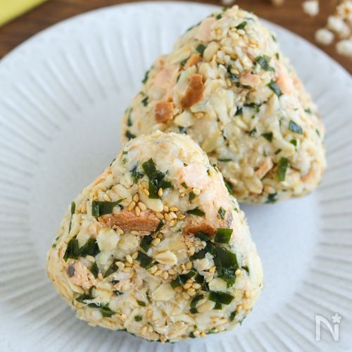 糖質オフ♡鮭わかめのオートミールおにぎり