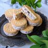 深い青の作ってみた!投稿(クリームチーズと金時豆のビスケットサンド)