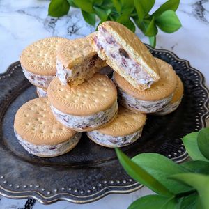 深い青の作ってみた!投稿(クリームチーズと金時豆のビスケットサンド)