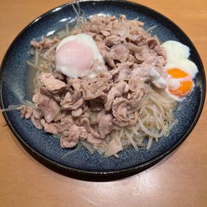 まなの作ってみた!投稿(ご飯もお酒も進む！『炒めもやしと豚肉の旨だれ～温玉のせ～』)