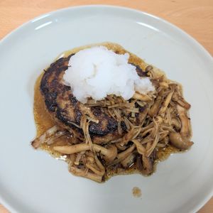 ゆいの作ってみた!投稿(【きのこの和風おろしハンバーグ】ワンパン♪一緒に蒸し焼きで♡)