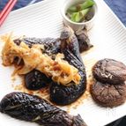 玉ねぎたっぷりのだし醤油で食べる焼きなす