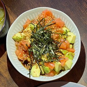 丼の作ってみた!投稿(【5分でできる】ごま油香るサーモンポキ)