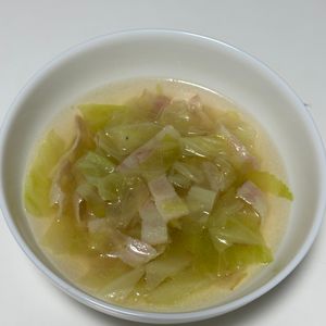 しんやの作ってみた!投稿(キャベツとベーコンのスープ)