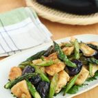 ごま香る◎鶏むね肉とアスパラとなすのガーリックしょうゆ炒め