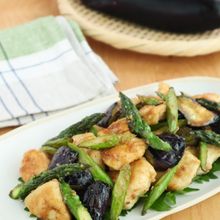 ごま香る◎鶏むね肉とアスパラとなすのガーリックしょうゆ炒め