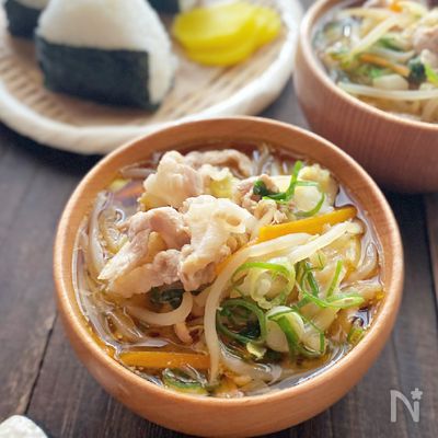 もやしとキャベツたっぷり！煮込まない簡単豚汁