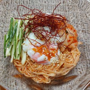 よっこの作ってみた!投稿(【辛うまっ♡そうめんで！韓国のビビン麺】和えるだけで簡単)