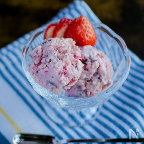 もみもみするだけ簡単！いちごとチョコレートのアイス