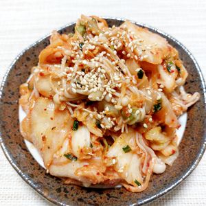よっこの作ってみた!投稿(レンジだけ【えのきの胡麻キムチ和え】火を使わない簡単おつまみ)