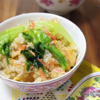出汁香る レタスと桜えびの春チャーハン。