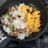 香ばし魚肉ソーセージのガーリックペッパーチャーハンの工程3