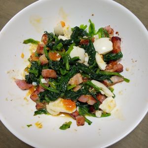 鶏皮坊主の作ってみた!投稿(簡単5分！【ほうれん草と卵とベーコンのサラダ】)