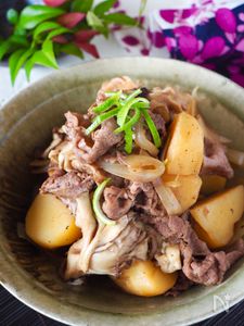 男子受け抜群おふくろの味 きのこたっぷりほっくり肉じゃが By 道添明子 あーぴん レシピサイト Nadia ナディア プロの料理家のおいしいレシピ