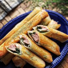 チーズがとろ～り《魚肉ソーセージ春巻き》巻くだけ～♪♪