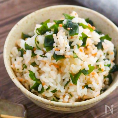 鮭とわかめの混ぜご飯【混ぜるだけ簡単。鮭フレークでOK♪】