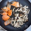 簡単ワンパン！【鮭ときのこのバタぽん照り焼き】コク旨♡の工程2