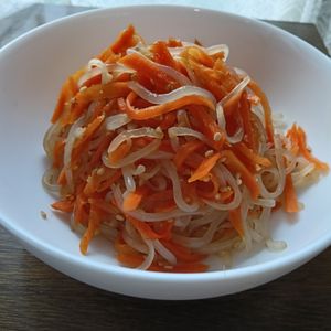ぽぽペの作ってみた!投稿(食材2つで簡単！【にんじんと白滝の中華風ごま炒め】腸活にも◎)