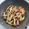 身近な材料で大満足【ベーコンとしめじのバター焼きうどん】の工程3