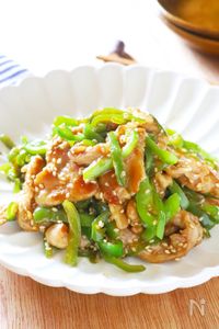 10分完成!ご飯が進む♪【豚こまとピーマンのごま甘酢炒め】